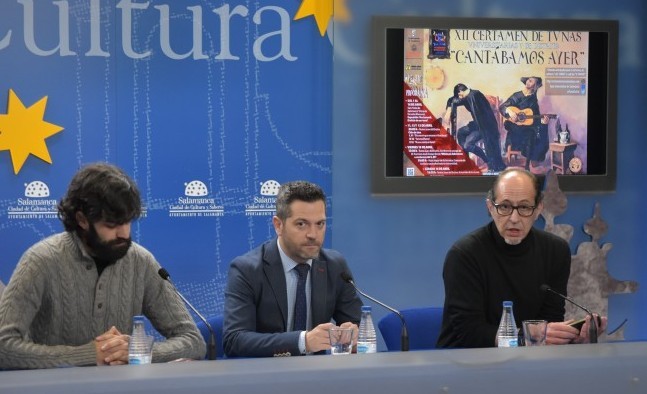 Miguel Ángel Lomo (Presidente Tuna de Salamanca), Julio Revuelta (Concejal de Cultura), y  Manuel Heras (Director del Servicio de Actividades Culturales) en el acto de presentación del 'XII Certamen de Tuna'. Imagen: MIGUEL FORASCEPI.