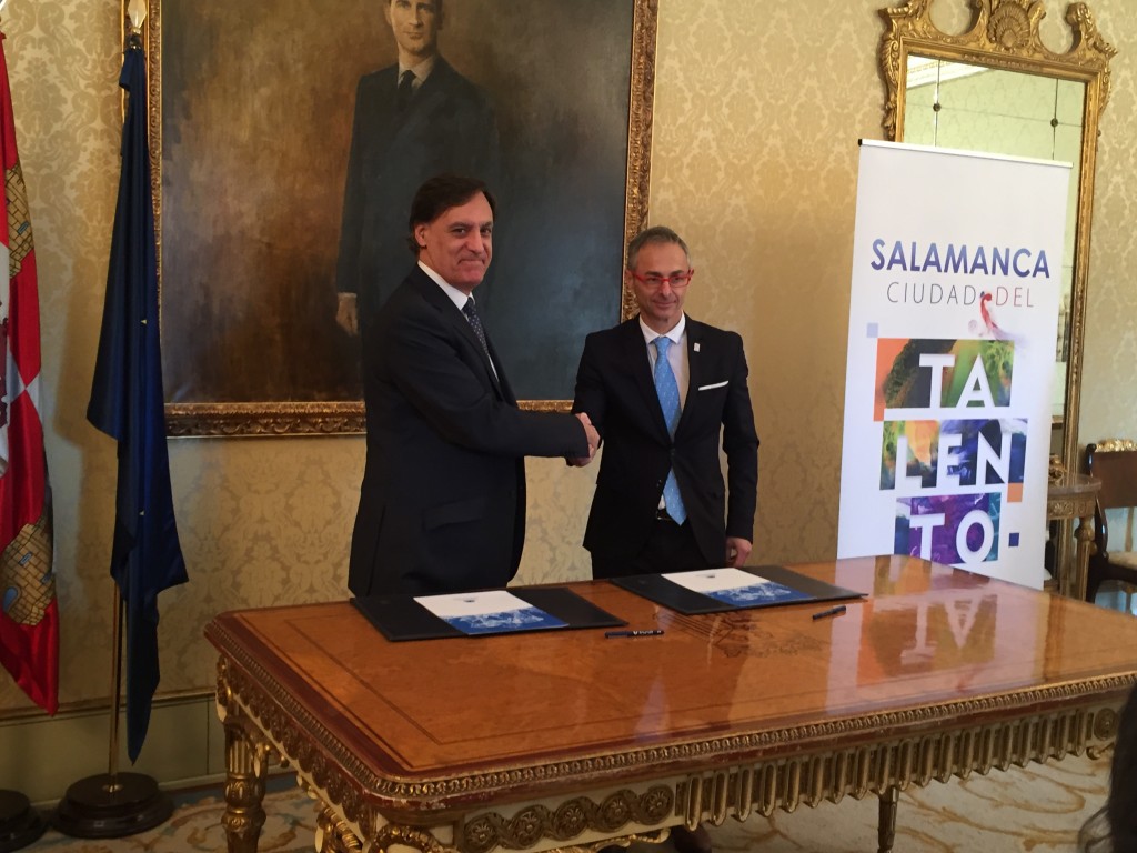 Carbayo y Rivero tras la firma del convenio