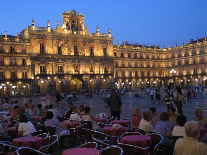 Plaza-Mayor-at-night-with-its-terraces-and-night-live-in-Salamanca
