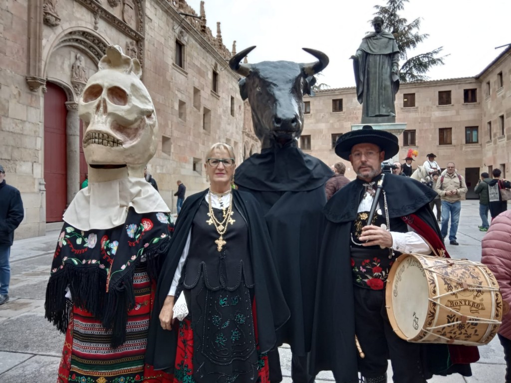 Folcloristas de la provincia de Salamanca durante la exhibición en Patio de Escuelas.