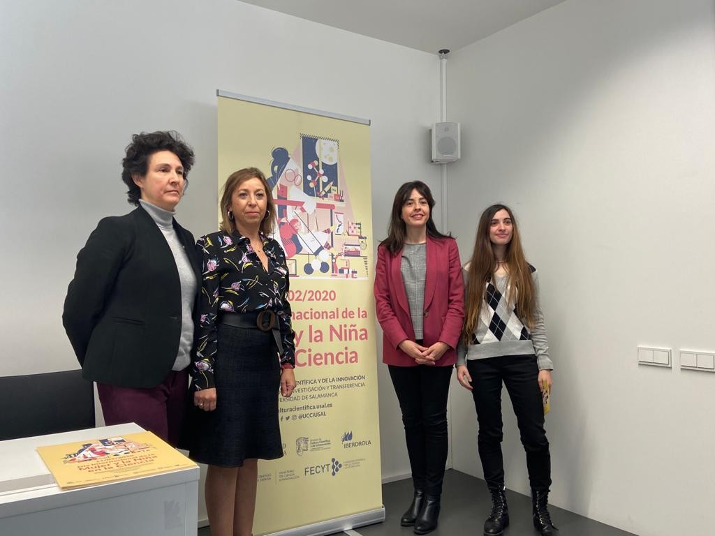 mujer y niña en la ciencia